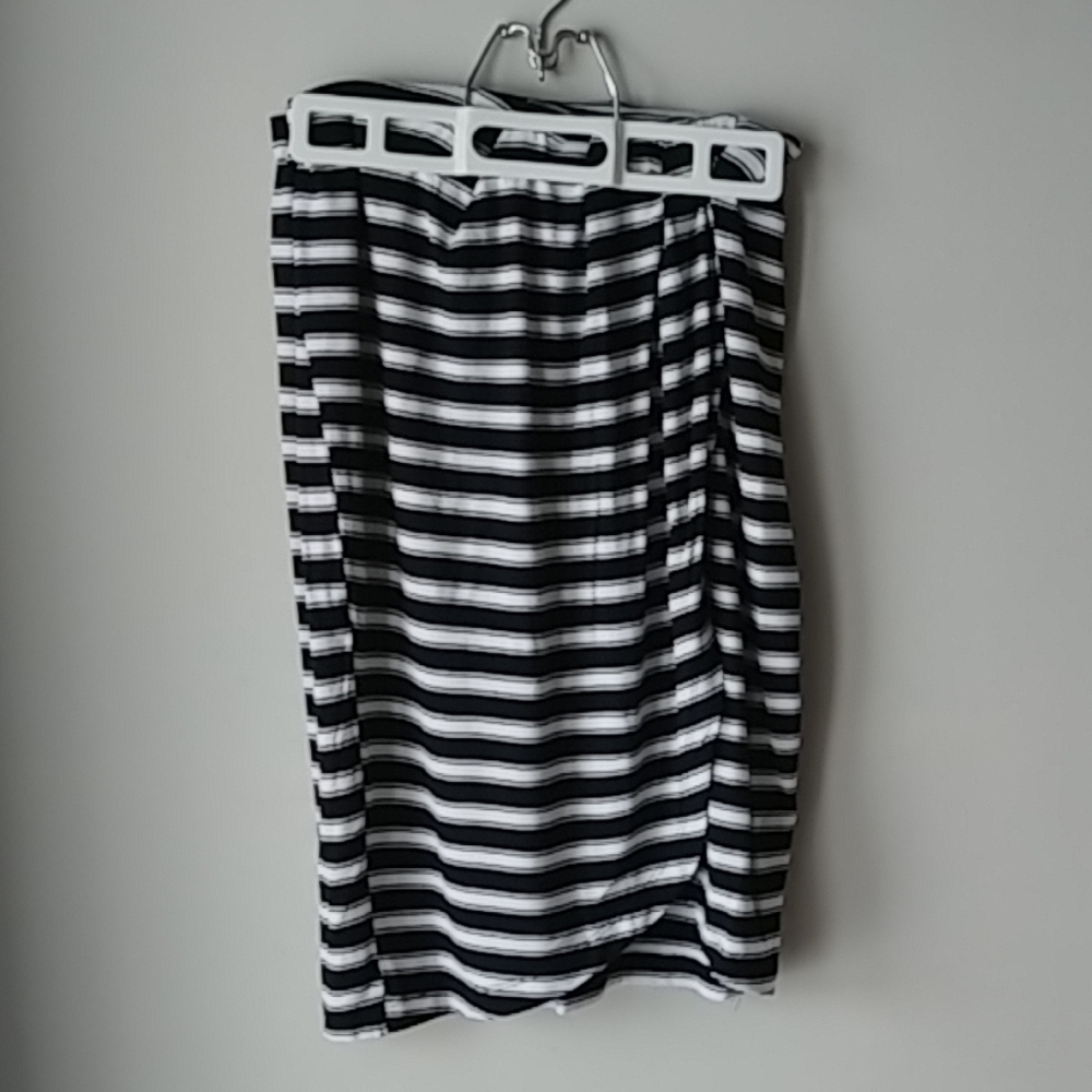 Skirt with subtle slit